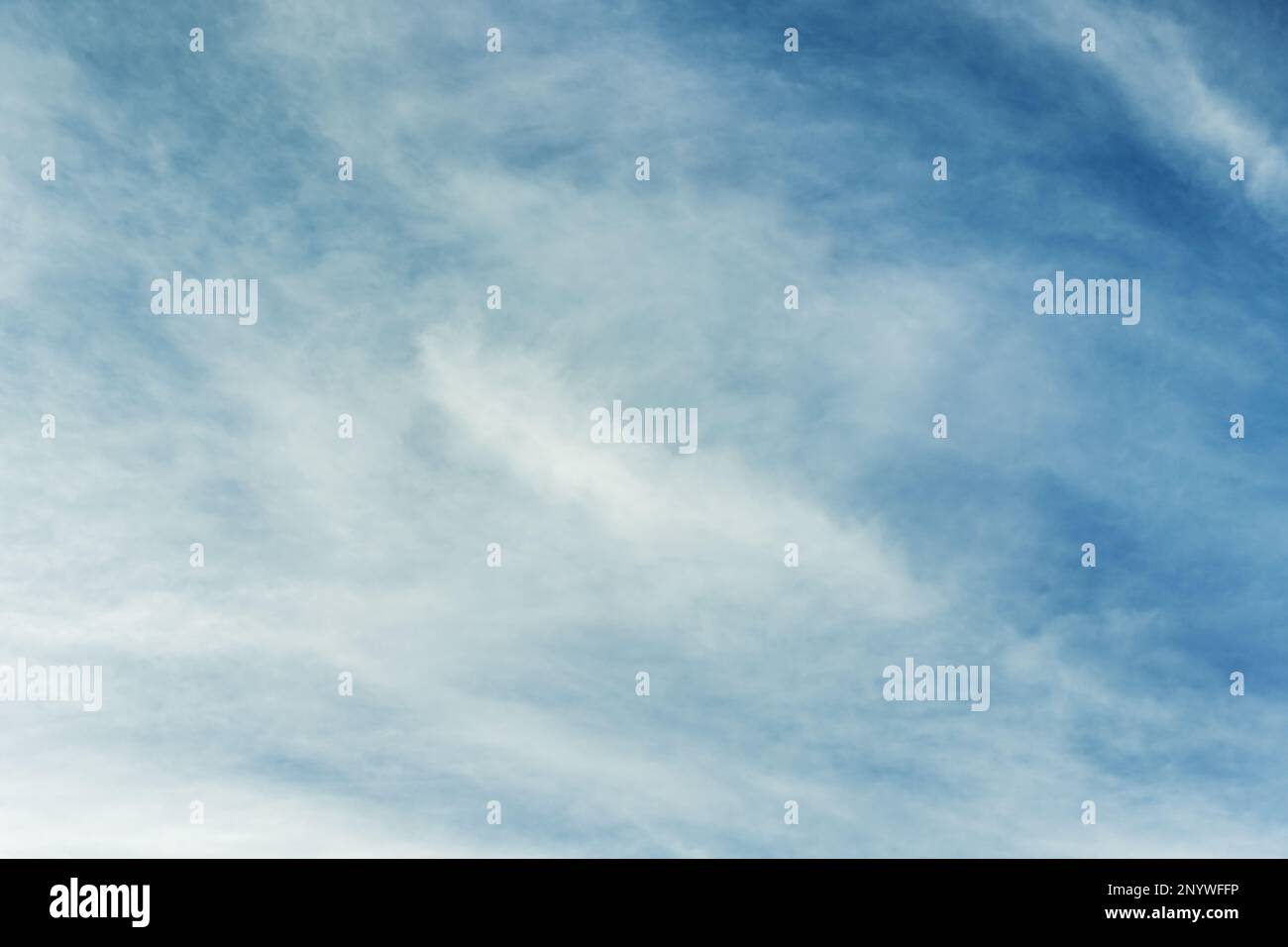 Ein großer Wirbel flauschiger Wolken, verstreut vom Wind in einem tiefen blauen Himmel. Vektorwoll-Texturhintergrund Stockfoto