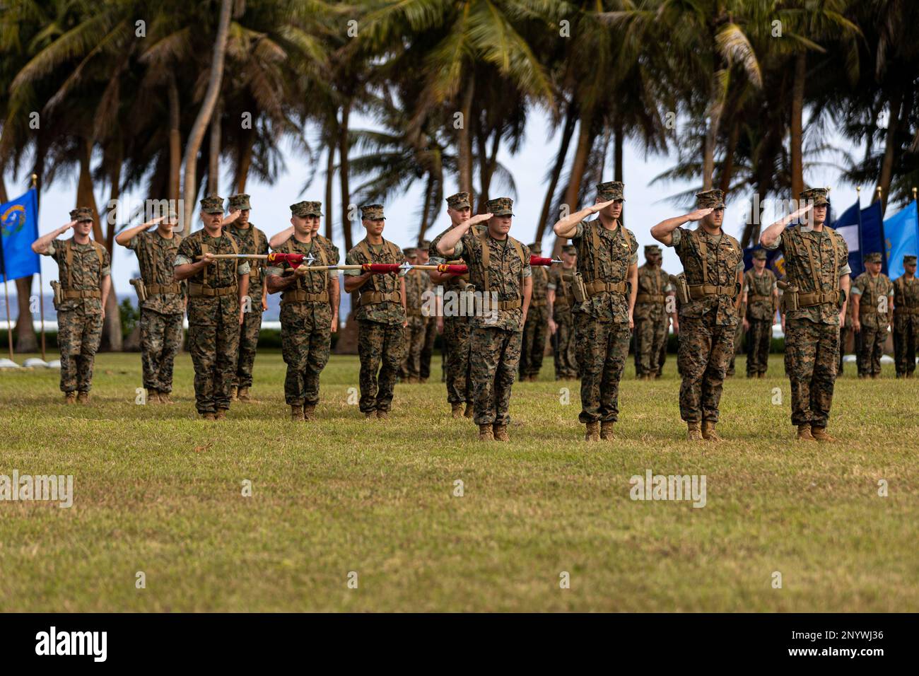 USA Marines salutieren während des Spiels der USA National Anthem in the Marine Corps Base (MCB) Camp Blaz Reactivation and Naming Ceremony in Asan Beach, Guam, 26. Januar 2023. Bei der Zeremonie wurde die Aktivierung und Benennung der Marineunterstützungsaktion MCB Camp Blaz offiziell anerkannt, nachdem die Marinebaracke Guam am am 10. November 1992 deaktiviert wurde. Die künftige Verlegung von Truppen nach Guam entspricht der Initiative zur Überprüfung der Verteidigungspolitik, einem internationalen Abkommen mit der Regierung Japans, und sie sichert eine Position des Marine Corps in der Region Indo-Pazifik, die geografisch verteilt und operativ reformiert ist Stockfoto