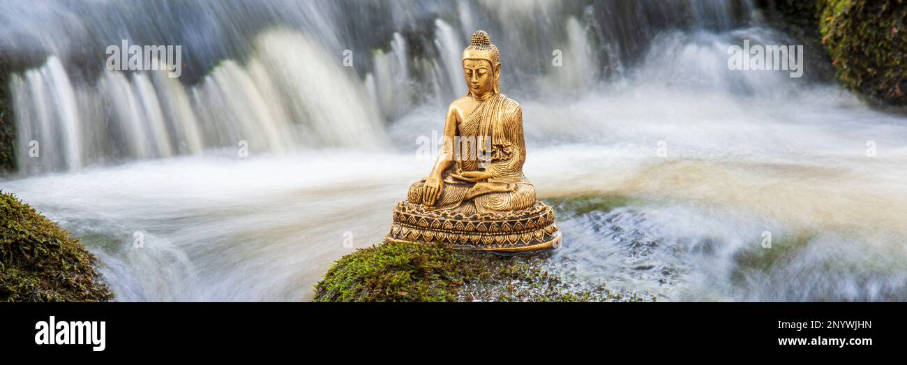 Buddha-Skulptur in fließender Wasserkaskade Stockfoto