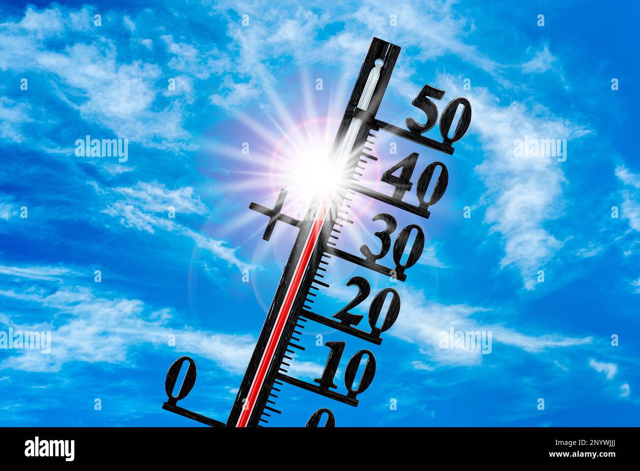 Hohe Temperatur zeigt den Klimawandel auf dem Thermometer an Stockfoto