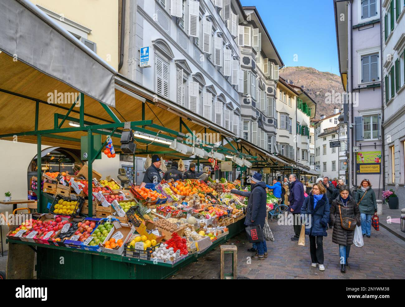Marktstände auf der Piazza delle Erbe, Bozen, Italien Stockfoto