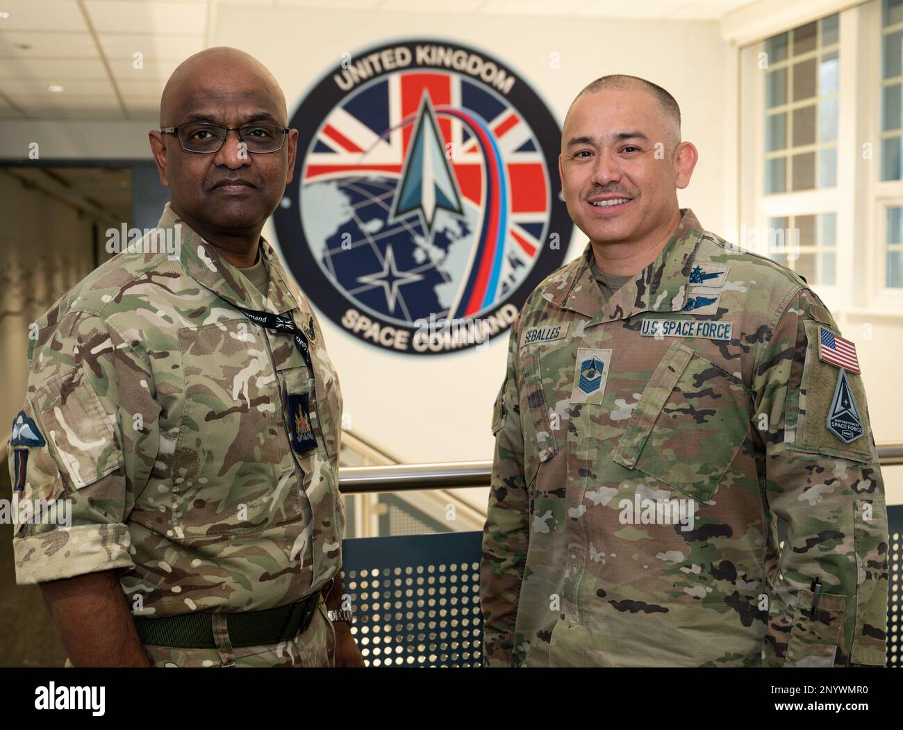 Chief Master Sgt. James Seballes, ranghöchster Anführer des Weltraumtrainings- und Bereitschaftskommandos, rechts, und Warrant Officer Subby Subramaniam, Durchsuchungsbeamter von Großbritannien Space Command, links, posieren für ein Foto während eines Besuchs im Hauptquartier, Großbritannien Space Command, RAF High Wycombe, England, 25. Januar 2023. Beide Seiten erörterten Aktivitäten wie künftige Koalitionsübungen, verstärkten Personalaustausch und verbesserte Bildungs- und Ausbildungsmöglichkeiten, die einige der einfachsten Mittel zur Stärkung der Zusammenarbeit und zur Unterstützung gemeinsamer Ziele darstellen. Stockfoto