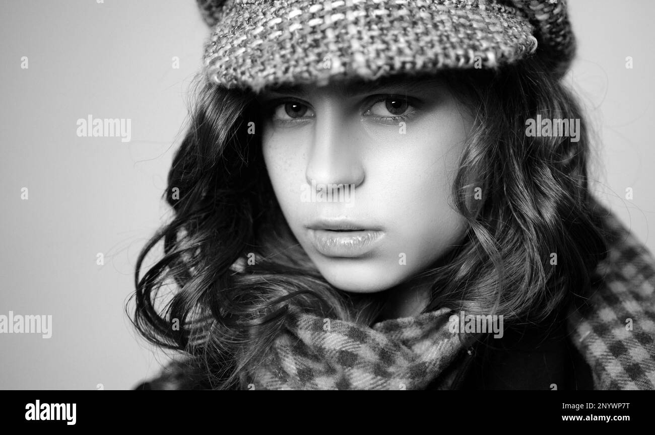 französischer Look. Jazz-Style. Vintage-Party. Altmodisches Kind. Ein seriöses Mädchen mit elegantem Look. Trendige pariser Frau. Retro-Modemodell. Teenager Stockfoto