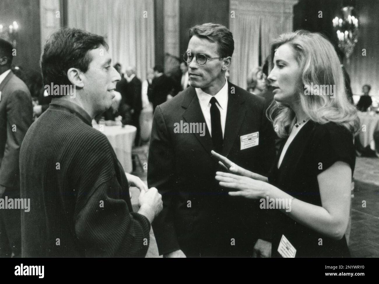 Der in der Tschechoslowakei geborene kanadische Filmemacher Ivan Reitman und die amerikanischen Schauspieler Arnold Schwarzenegger und Emma Thompson, während sie Junior, USA 1994 drehten Stockfoto