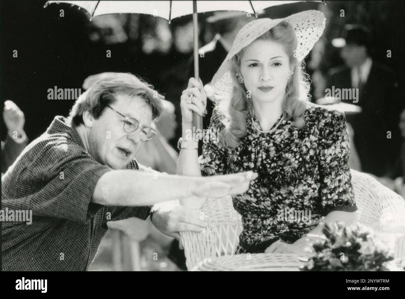 Der englische Filmemacher Alan Parker am Set von Evita spricht mit der amerikanischen Sängerin und Schauspielerin Madonna, UK 1996 Stockfoto