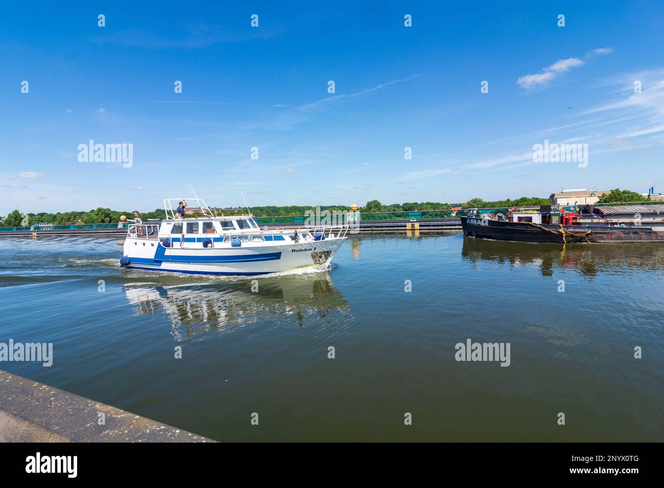 Minden: Boot und Schiff am Mittellandkanal in Minden Aqueduct (Wasserstraßenkreuz Minden) in Teutoburger Wald, Nordrhein-Westfalen, Nordrhein-Westpha Stockfoto