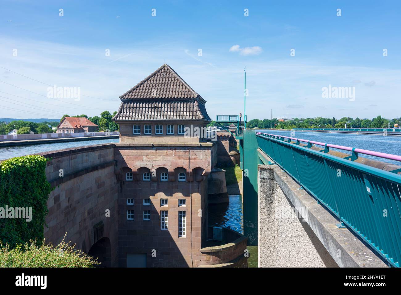 Minden: Alte und neue Brücke des Mittellandkanals am Minden Aqueduct (Wasserstraßenkreuz Minden) in Teutoburger Wald, Nordrhein-Westfalen, Nordrhein-We Stockfoto