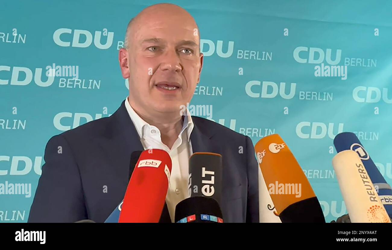 Berlin, Deutschland. 02. März 2023. Kai Wegner (CDU) spricht auf einer Sitzung des Staatsvorstands der CDU Berlin am Ernst Lemmer Institut. CDU und SPD wollen in Berlin über die Bildung einer gemeinsamen Regierung verhandeln. Nach dem SPD-Vorstand sprach sich die CDU auch für entsprechende Gespräche am Donnerstag aus. Kredit: Jessica Lichetzki/dpa/Alamy Live News Stockfoto