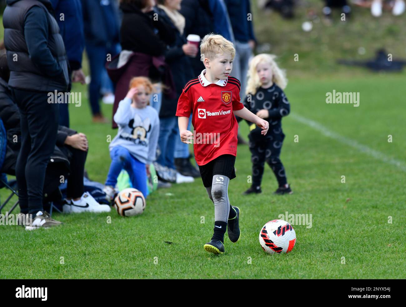 Kleiner Junge, der das Manchester United Fußballtrikot 2022 trägt Stockfoto