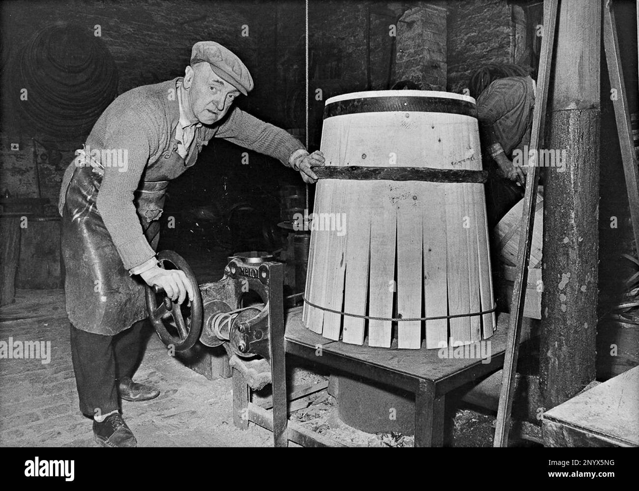 Fass-Hersteller Joseph Gill arbeitet bei Thomas Trevis Smith in Cradley Heath 1974 Stockfoto