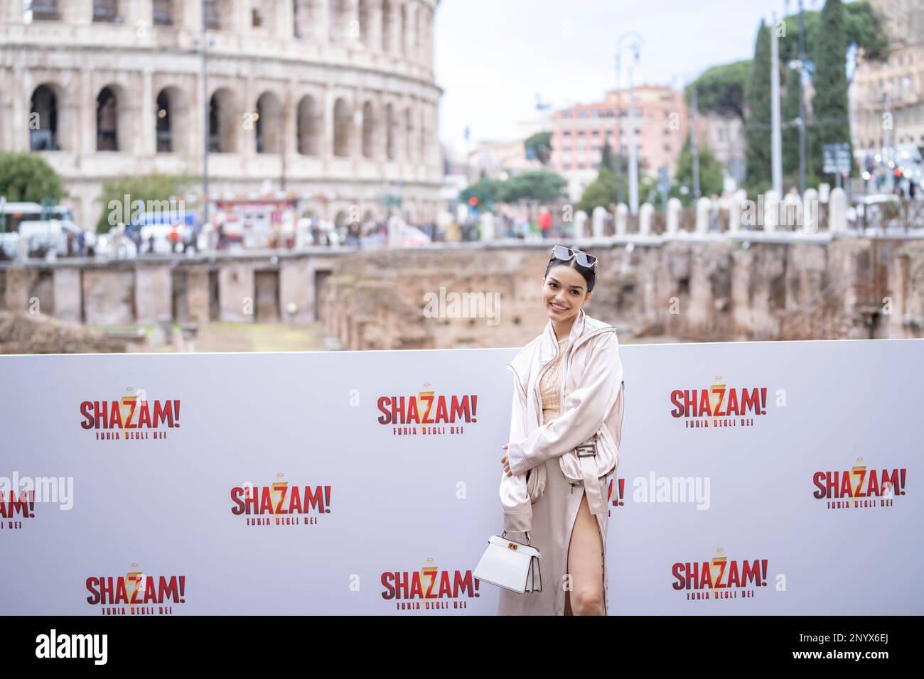 Rom, Italien, 02. März 2023 - Rachel Zegler nimmt an der Fotokonferenz für den Film „Shazam - Furz Gottes“ im Palazzo Manfredi in Rom Teil. Credits: Luigi de Pompeji/Alamy Live News Stockfoto