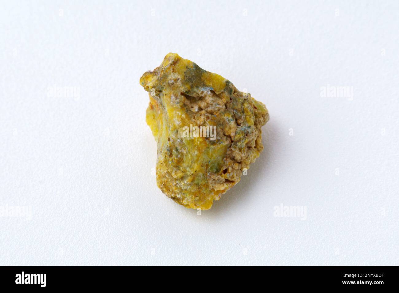 Seltener Felsblock, Opal, mineralisch, weißer Hintergrund. Opal ist eine hydrierte amorphe Form von Kieselgel Stockfoto