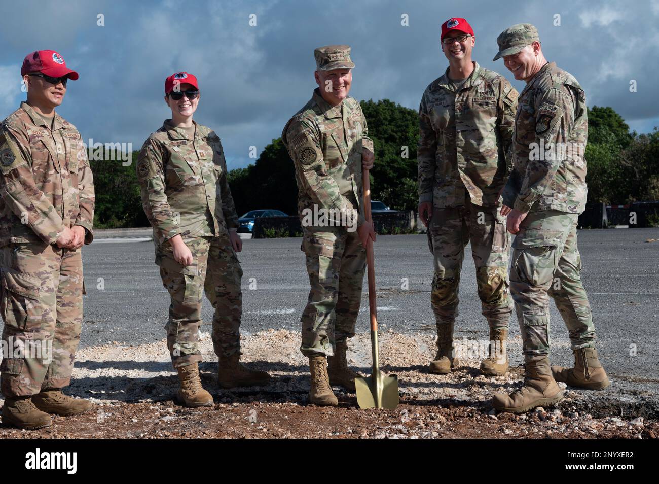 USA Generalleutnant James Jacobson, stellvertretender Befehlshaber der Pacific Air Forces, bricht auf einer Baustelle für den 554. Ingenieur der einsetzbaren Reparaturstaffel für schwere Einsätze im Pacific Regional Training Center, Luftwaffenstützpunkt Andersen, Guam, 19. Januar 2023. Das rote PFERD 554. stellt der Air Force eine mobile zivile Eingreiftruppe zur Verfügung, um Notfälle und Sondereinsätze weltweit zu unterstützen. Stockfoto