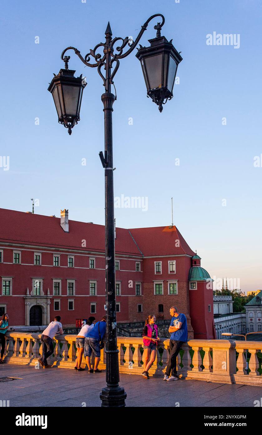 Straßenszene in Plac Zamkowy Platz, im Hintergrund das königliche Schloss, Warschau, Polen Stockfoto