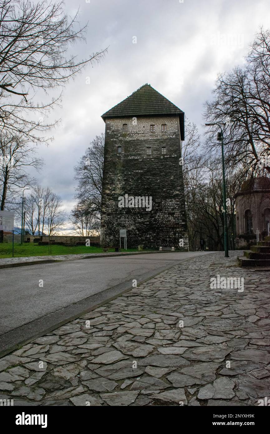 Der alte Wachturm in der Stadt Bihac Stockfoto