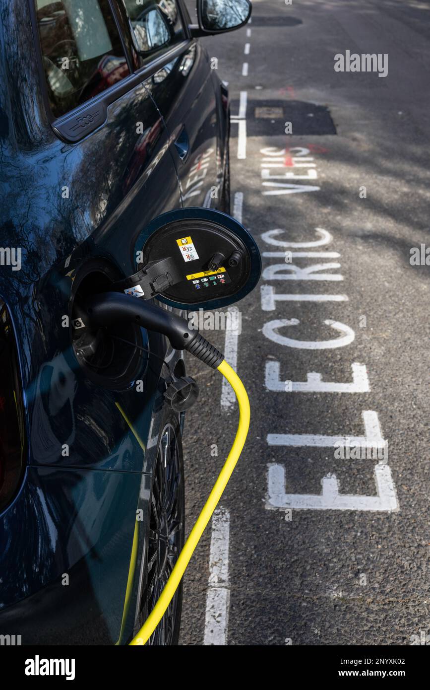 Elektrische FIAT 500-Ladestation an einer Ladestation im Zentrum von London, England, Großbritannien Stockfoto