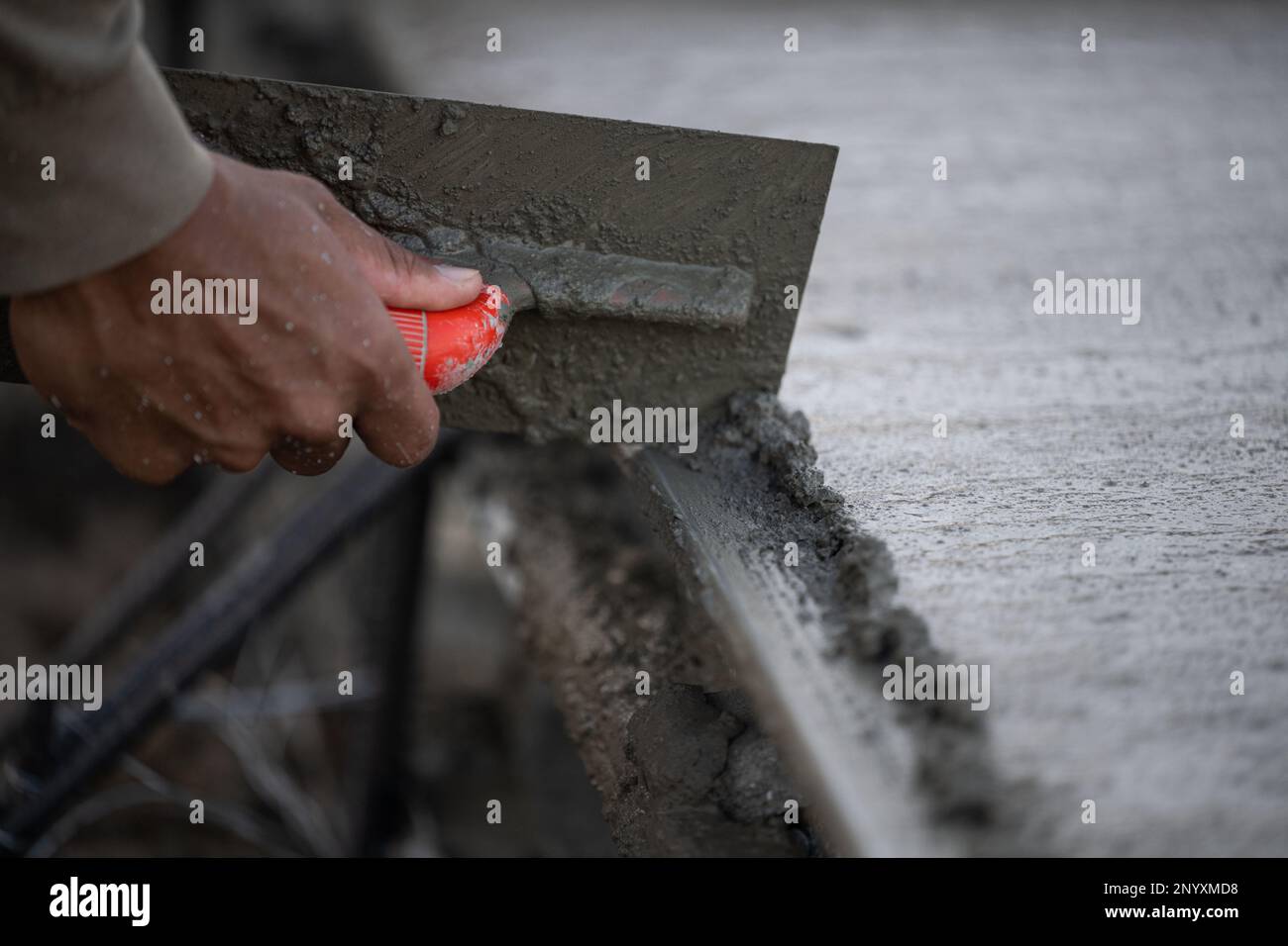 Senior Airman Keith Milton, 819. Red HORSE Squadron Pavements and Equipment Operator, Edges Concrete, das im Rahmen einer Feldschulung am Basa Air Base, Philippinen, am 25. Januar 2023 gegossen wurde. Die beiden Teams haben im Laufe ihrer gemeinsamen Zeit ca. 220 Kubikmeter Beton gegossen und dabei gelernt, wie jedes Team arbeitet und die Prozesse nach und nach verbessert. Stockfoto