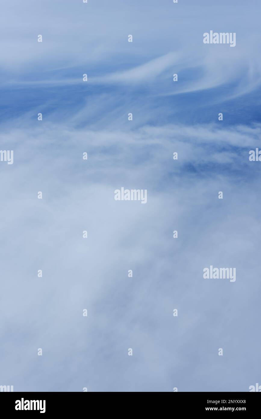 Fotografieren des Himmels und der Wolken in 10.000 Metern Höhe. Hintergrundtexturen aus Vektorbaumwolle Stockfoto