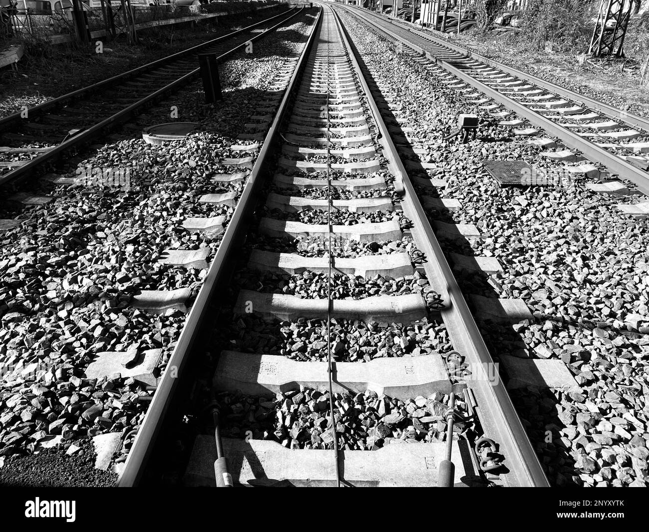 Bahngleise in Schwarzweiß fotografiert Stockfoto