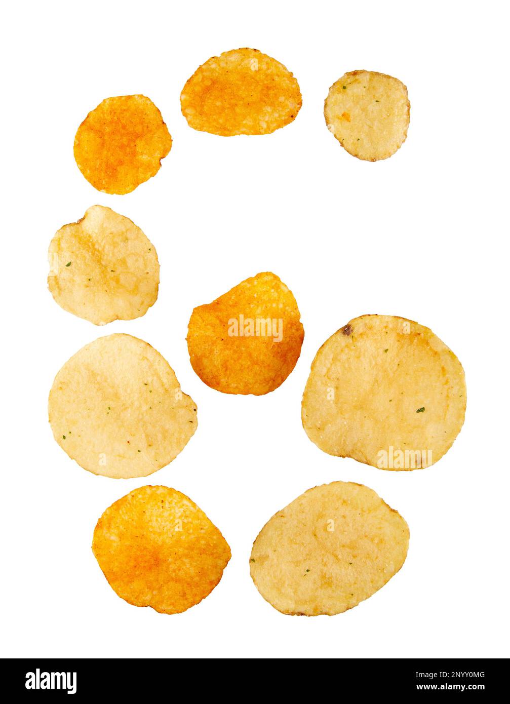 Nummer 6 aus Kartoffelchips, isoliert auf weißem Hintergrund. Das Konzept der Essenszahlen. Ein Satz Kartoffelchips, der sich leicht stapeln lässt. Stockfoto