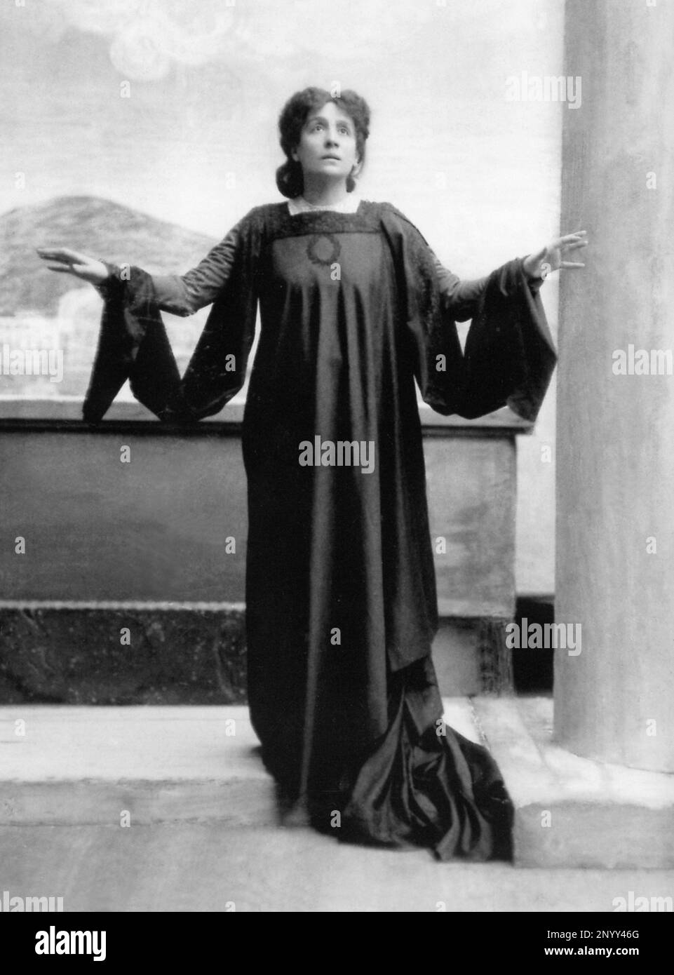 1896 : die berühmteste italienische Schauspielerin ELEONORA DUSE ( Vigevano , Italien 1858 - Pittsburg , USA 1924 ) in CITTA' MORTA ( die Tote Stadt ) , Spielen Sie von ihrem Liebhaber GABRIELE D' ANNUNZIO - Theater - TEATRO - DANNUNZIO - D'ANNUNZIO - lange Haare - Capelli Lunghi - Kostüm von FORTUNY - Divina - attrice teatrale ---- Archivio GBB Stockfoto