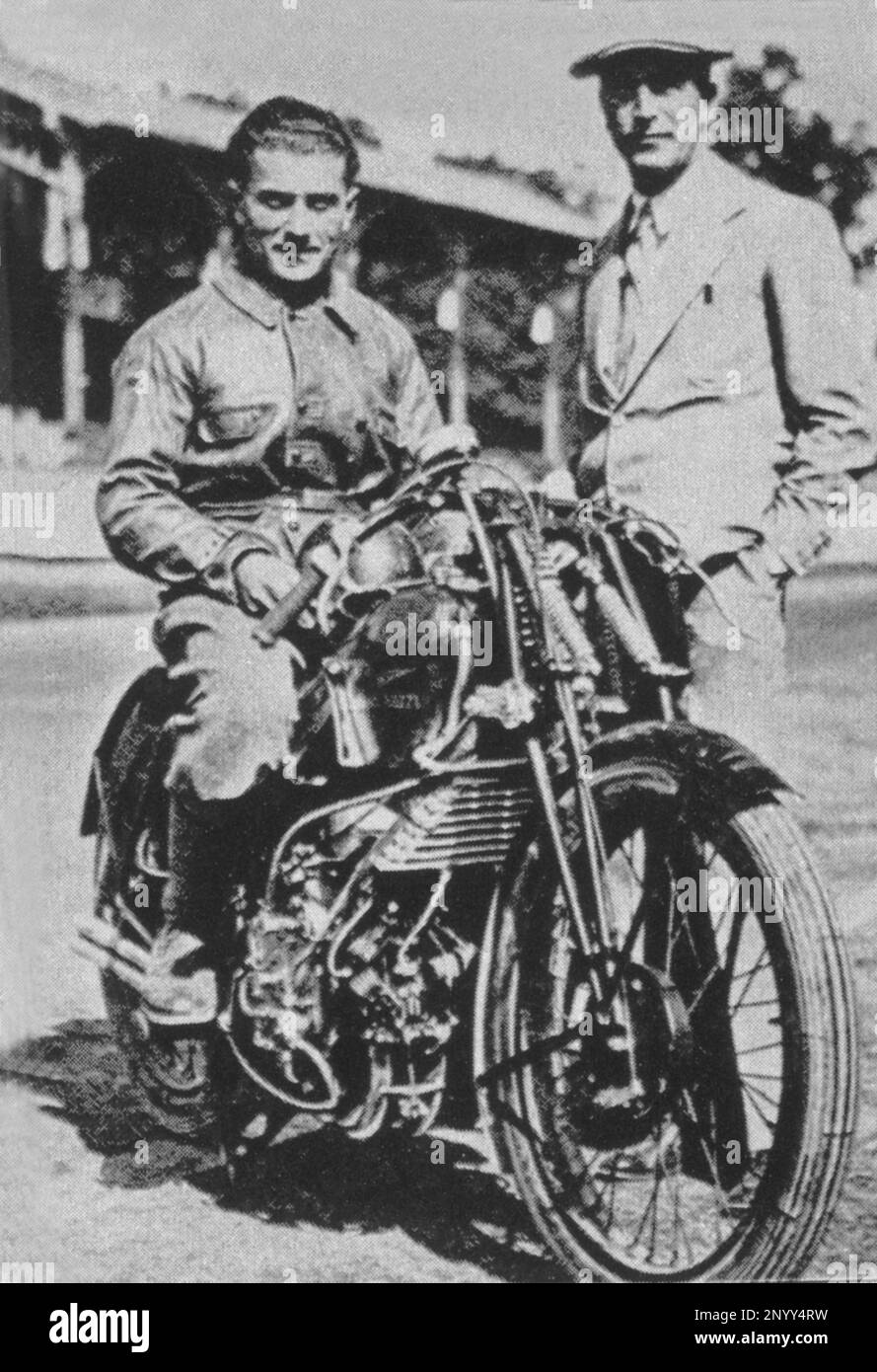 1931 , Monza , Mailand , Italien : der Pilot Biker SIRO CASALE mit CARLO GUZZI ( Stand ) und dem Guzzi Bike Quattro Cilindri da Competizione - MOTO - MOTOCICLETTA - MOTOCICLISMO - SPORT - Pilota - industriale --- Archivio GBB Stockfoto