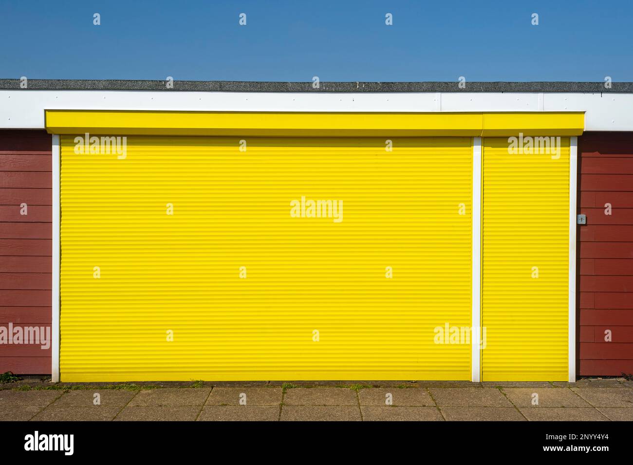 Gebäude mit geschlossenen gelben Rollläden. Stockfoto
