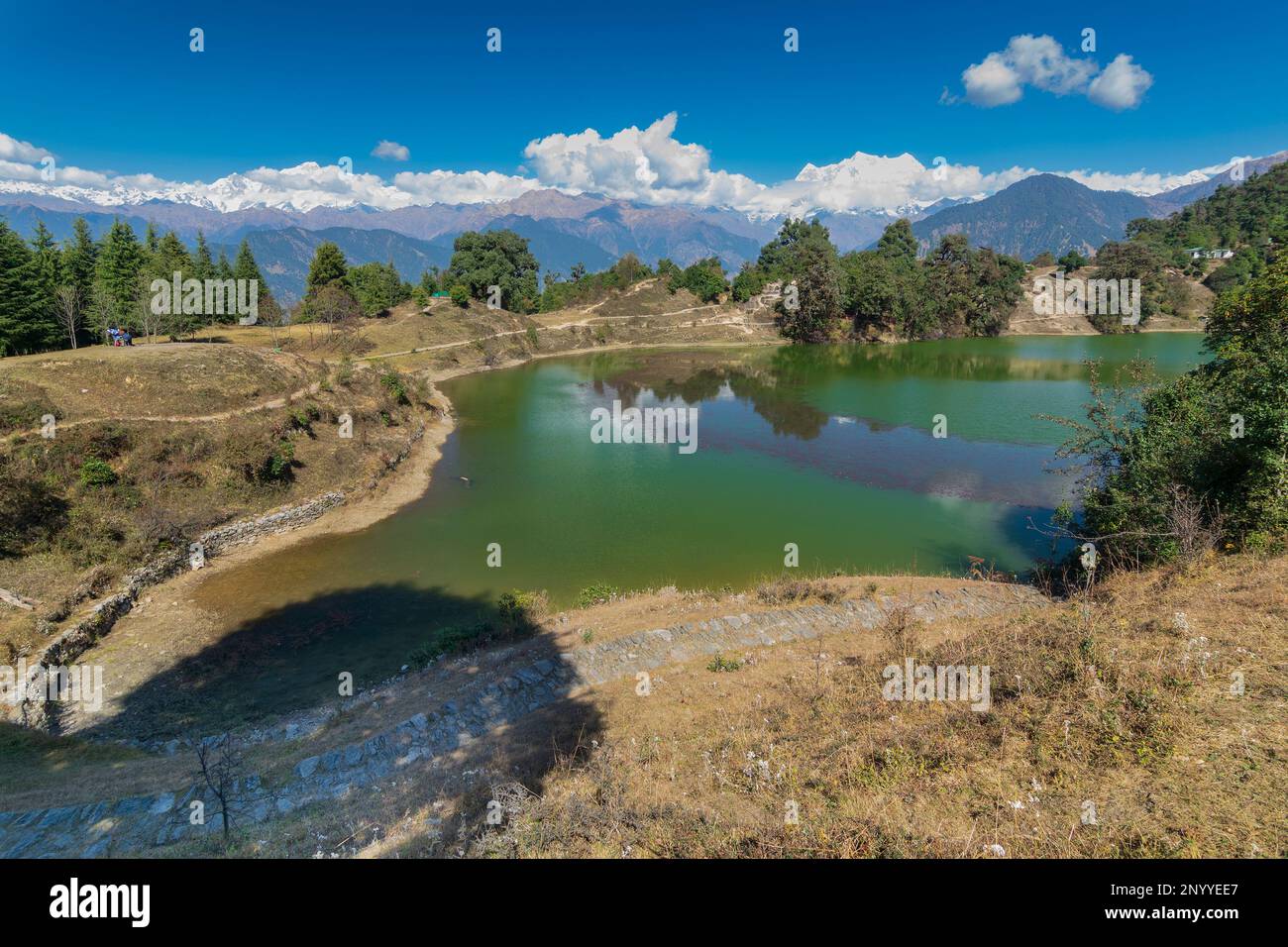 Deoriatal, Uttarakhand, Indien, Deoria Tal, Devaria oder Deoriya See im Dorf Sari , Garhwal Himalaya, berühmt für schneebedeckte Chaukhamba Berge. Stockfoto