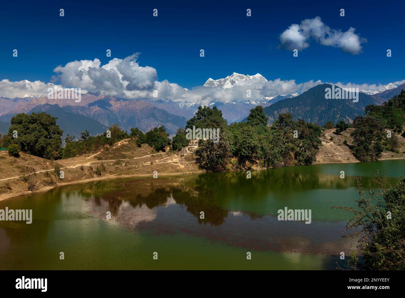 Deoriatal, Uttarakhand, Indien, Deoria Tal, Devaria oder Deoriya See im Dorf Sari , Garhwal Himalaya, berühmt für schneebedeckte Chaukhamba Berge. Stockfoto