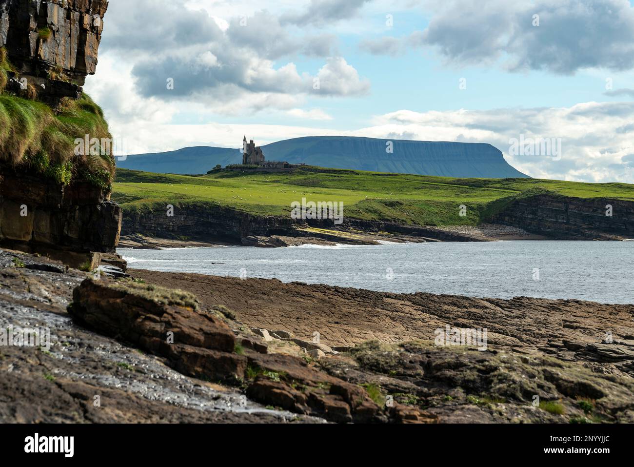 Fernblick auf die Burg Classiebawn an der Küste von Mullaghmore Head, County Sligo, Irland Stockfoto