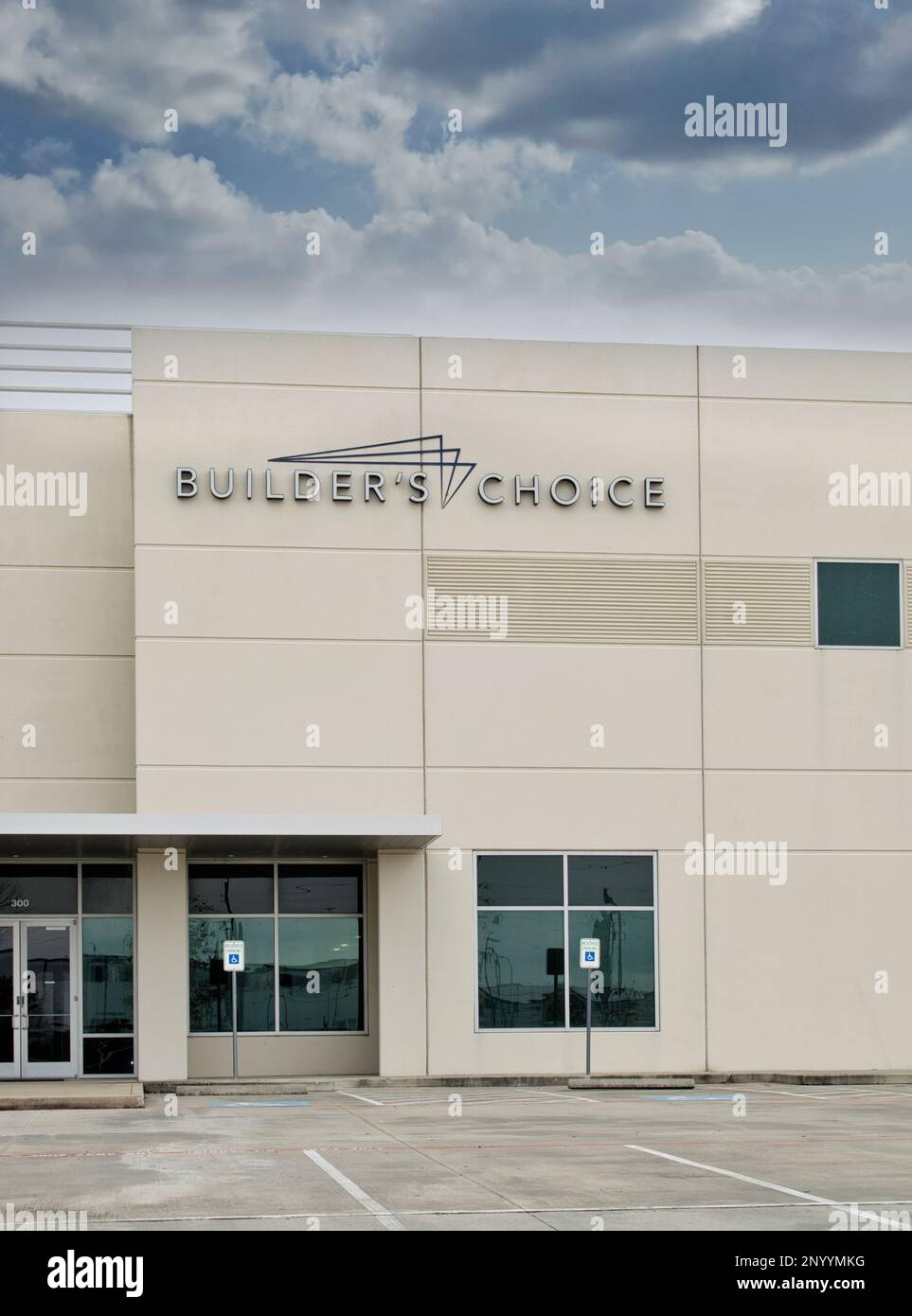 Houston, Texas, USA 02-25-2023: Außenansicht des Bürogebäudes „Builder's Choice“ in Houston, TX. Örtliches Schrankherstellungs- und Bodenbelagunternehmen. Stockfoto