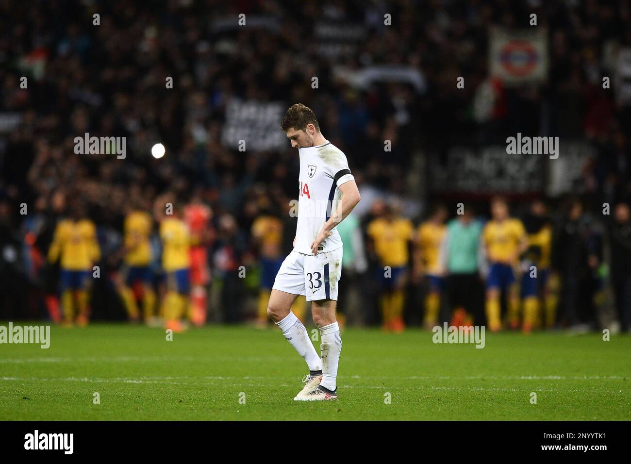 Ben Davies von Tottenham Hotspur wird bei der Endpfeife niedergeschlagen - Tottenham Hotspur gegen Juventus, UEFA Champions League, Runde 16 - Second Leg, Wembley Stadium, London - 7. März 2018. Stockfoto