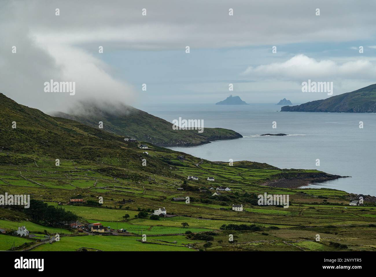 Malerischer Blick auf Ballinskelligs Bay vom Ring of Kerry (N70) in der Nähe von Waterville, Iveragh Peninsula, County Kerry, Irland Stockfoto