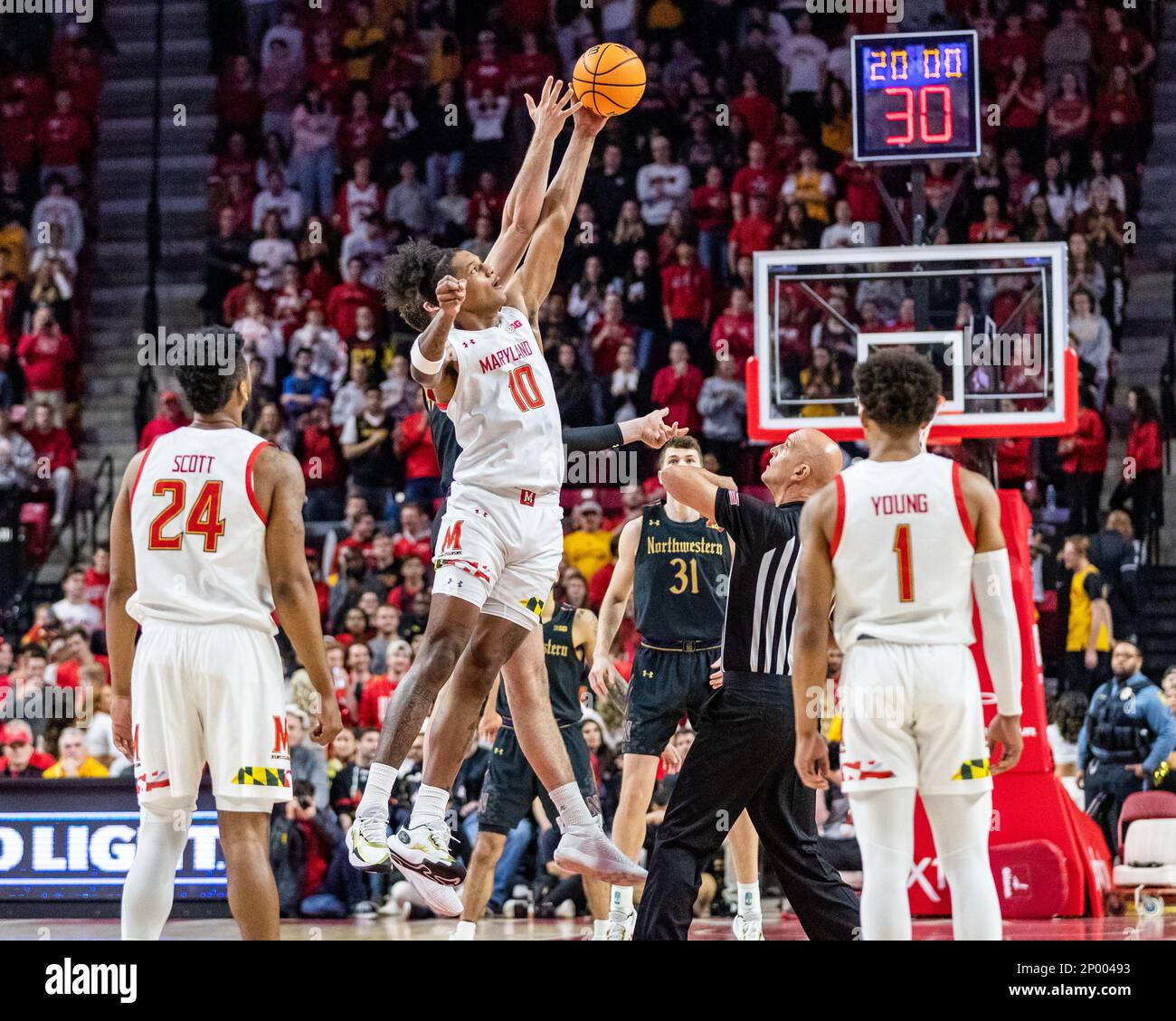 College Park, Maryland, USA. 26. Februar 2023. Julian Reese (10) von der University of Maryland gewinnt den Eröffnungstipp gegen die Northwestern University Stockfoto