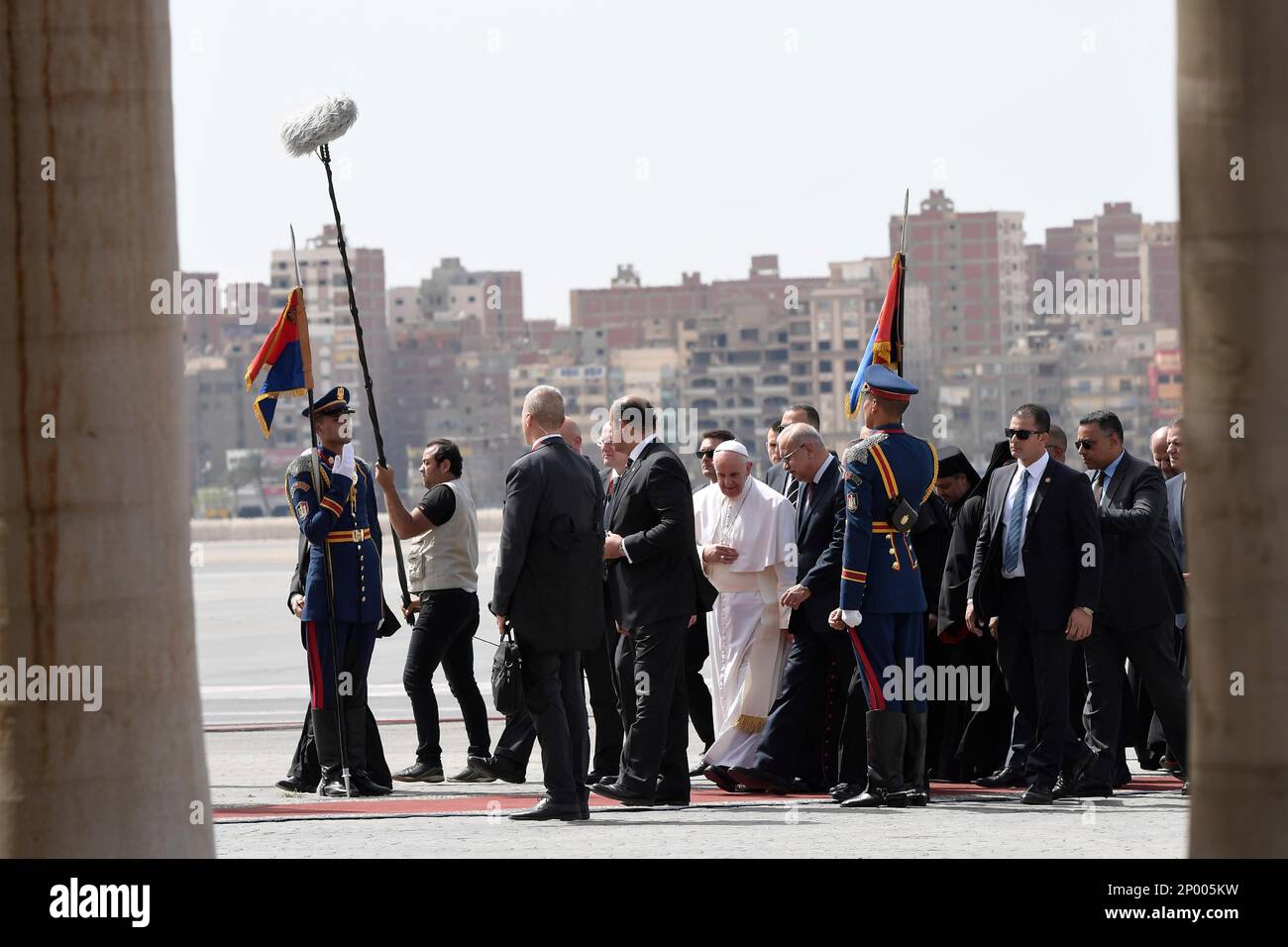 Pope Francis arrives at the Cairo international airport, Egypt, Friday, April 28, 2017. Francis is in Egypt for a two-day trip aimed at presenting a united Christian-Muslim front that repudiates violence committed in God's name. (L'Osservatore Romano/Pool Photo via AP) Stockfoto