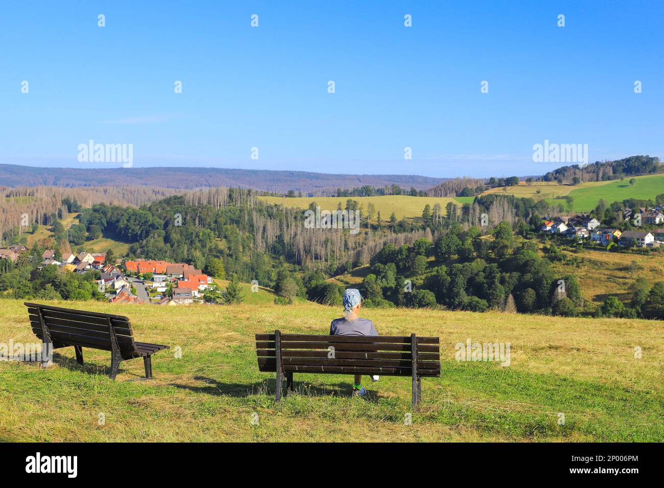 Ein Mann beobachtet Sankt Andreasberg, das Harz-Gebirge - Deutschland Stockfoto