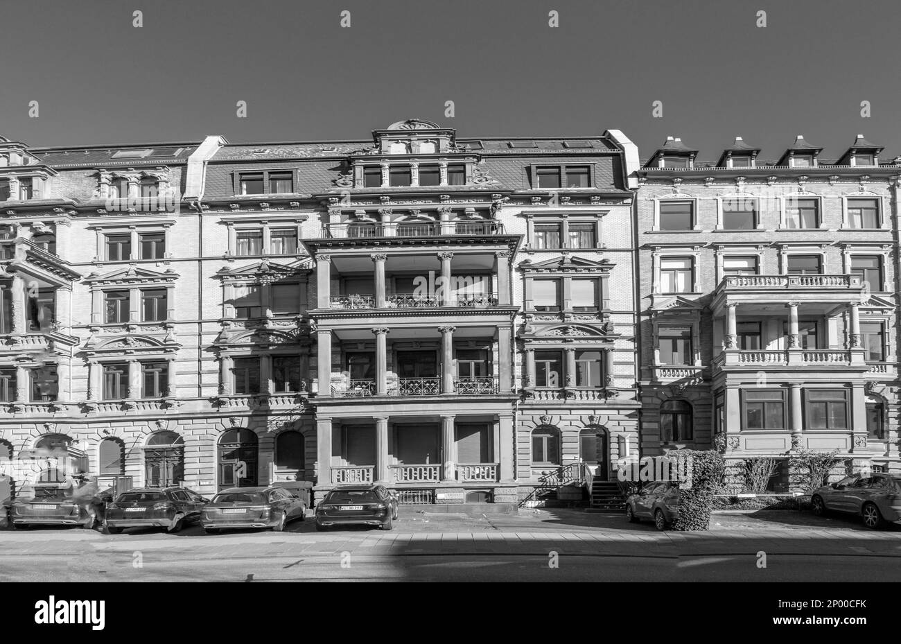 Wiesbaden, Deutschland - 1. März 2023: Alte historische Fassade von Häusern aus dem 19. Jahrhundert in der Wilhelm-Straße in Wiesbaden. Stockfoto