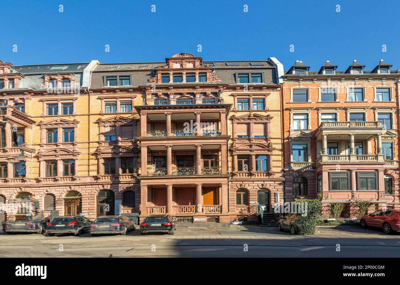 Wiesbaden, Deutschland - 1. März 2023: Alte historische Fassade von Häusern aus dem 19. Jahrhundert in der Wilhelm-Straße in Wiesbaden. Stockfoto