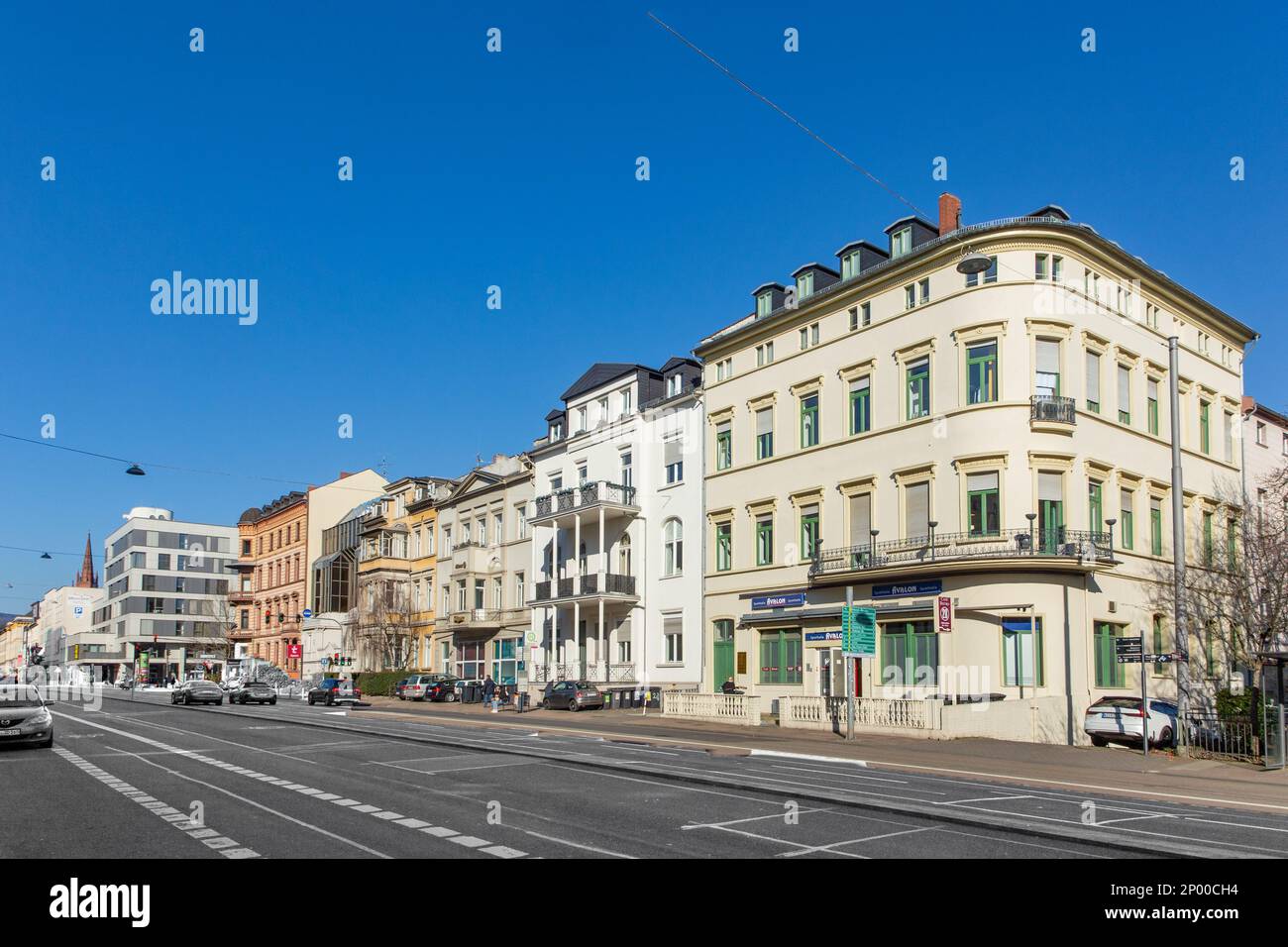Wiesbaden, Deutschland - 1. März 2023: Alte historische Fassade von Häusern aus dem 19. Jahrhundert in der Wilhelm-Straße in Wiesbaden. Stockfoto