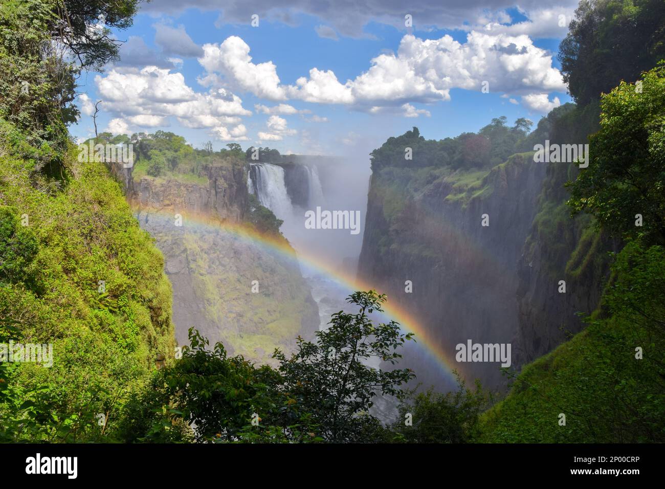 Die berühmten Victoria Falls, Mosi-OA-Tunya Wasserfall, Blick von Simbabwe, mit einem Regenbogen, 2018. Quelle: Vuk Valcic/Alamy Stockfoto