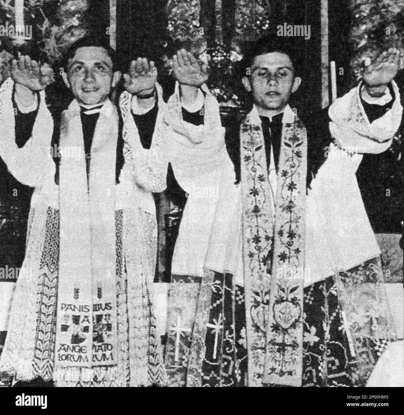 1951 , 29 . juni , München , Deutschland : JOSEPH RATZINGER ( geb. 16 . april 1927 , Marktl am Inn ) , 24 Jahre alt ( erster von rechts ) , mit seinem Bruder GEORG ( geb. 1924 ) , Der Tag der sakerdotalen Konsakration - PAPA BENEDETTO XVI - PAPST BENEDIKTUS - Vatikan - Vatikanstadt - Papi - religionskattolica - katholische Religion - Persönlichkeit, als er jung war - Personalità da giovani - giovane - Prominente - Prominente - celebrità - Famiglia - Familie - Fratello - fratelli - Archivio GBB Stockfoto