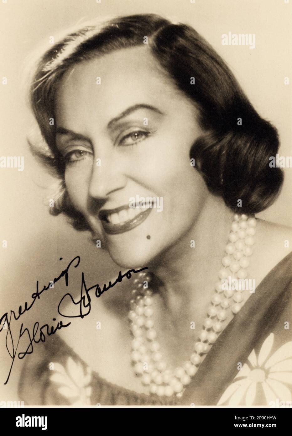 Ca. 1959 : Die Schauspielerin GLORIA SWANSON ( Chicago 1898 - New York 1983 ) - FILM - CINEMA - attrice cinematografica - VAMP - DIVA - DIVINA - DIVINE - neo - Mole - lächeln - sorriso - collana - Collier - Halskette - perlen - perle - perla - gioiello - gioielli - Juwelen - Bijoux - Schmuck - Unterschrift - Firma - Autografo - Autogramm --- Archivio GBB Stockfoto