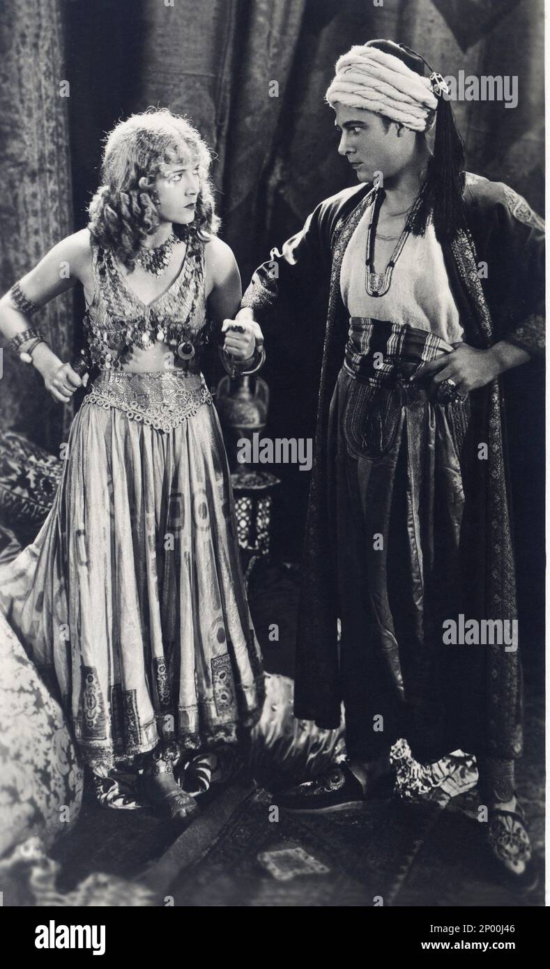 1926 , USA : der Stummfilmdarsteller RUDOLPH VALENTINO ( geboren am Rodolfo Guglielmi , 1895 - 1926 ) mit WILMA BANKY im SOHN DES SCHEICH ( Il figlio dello Sceicco ) von George Fitzmaurice , aus dem Roman von Edith Maude Hull , Paramount Picture - CINEMA MUTO - RODOLFO - attore cinematografico - VILMA - LATEINISCHER LIEBHABER - italoamericano - italo americano - italo-americano - emigrante - italo-american - Portrait - ritratto - Turbante - Turban - arabo --- Archivio GBB Stockfoto