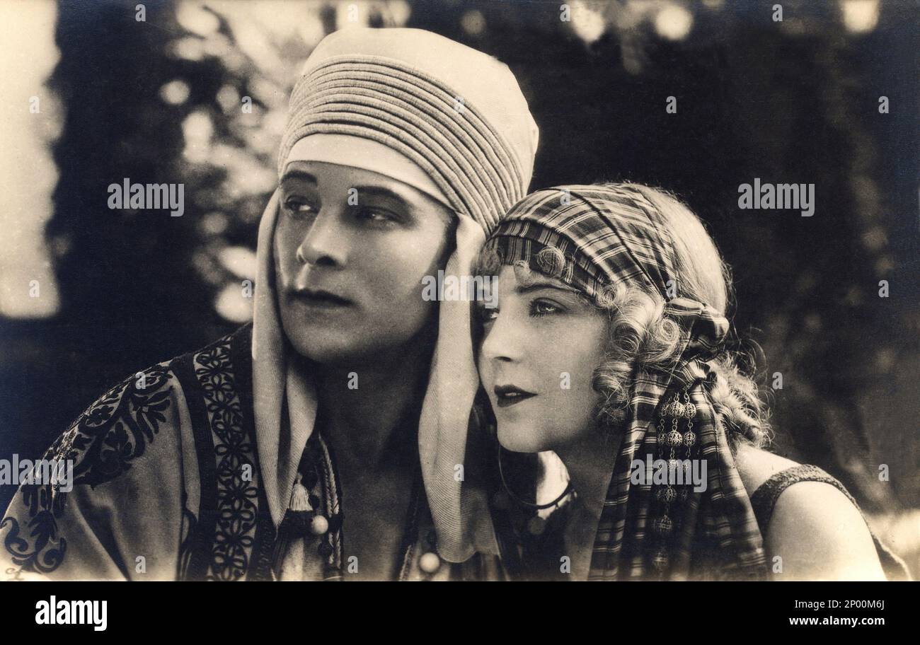 1926 , USA : der Stummfilmdarsteller RUDOLPH VALENTINO ( geboren am Rodolfo Guglielmi , 1895 - 1926 ) mit WILMA BANKY im SOHN DES SCHEICH ( Il figlio dello Sceicco ) von George Fitzmaurice , aus dem Roman von Edith Maude Hull , Paramount Picture - CINEMA MUTO - attore cinematografico - RODOLFO - VILMA - LATEINISCHER LIEBHABER - italoamericano - italo americano - Emigrant - emigrante - italo-american - Portrait - Ritratto - Turbante - Turban - arab - Arabo - abbraccio - Amoremati - Antibrace - Locken - boccoli - riccioli --- Archivio GBB Stockfoto