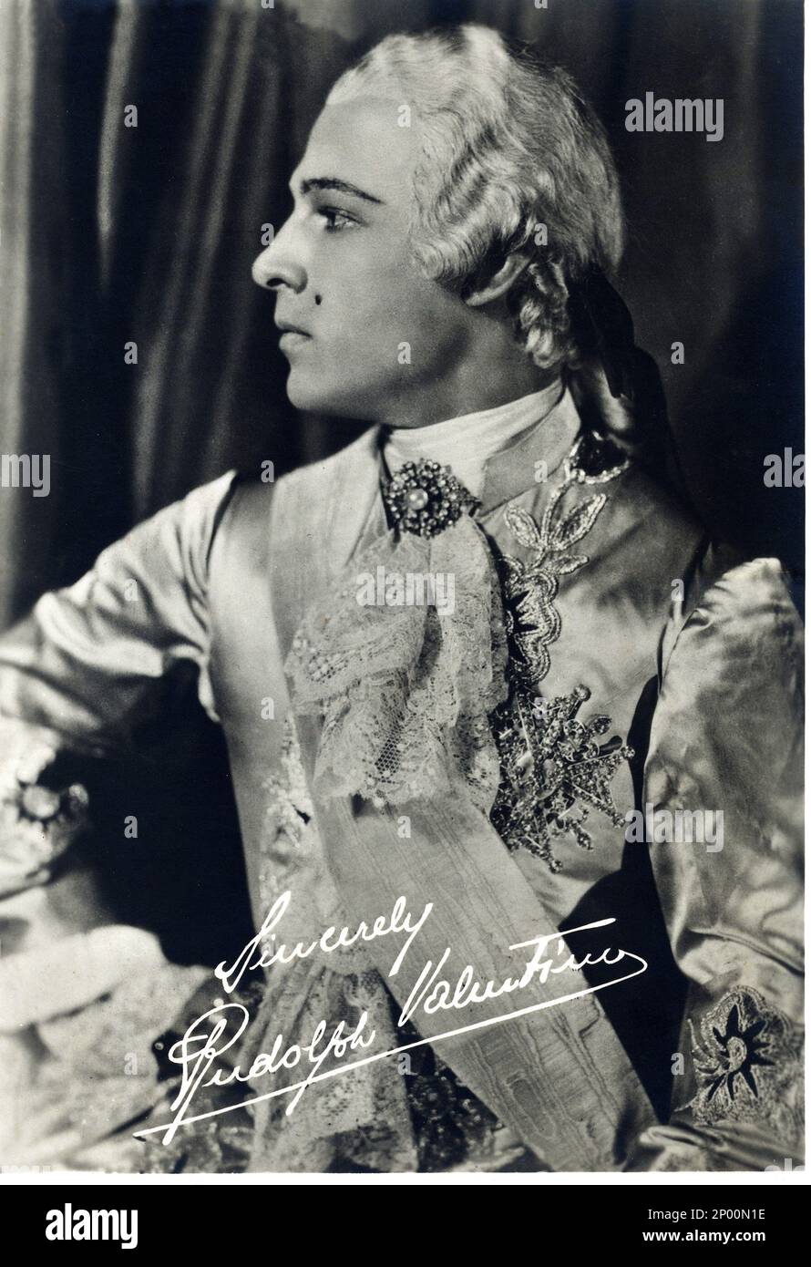 1924 , Vereinigte Staaten : der Stummfilmdarsteller RUDOLPH VALENTINO ( geboren Rodolfo Guglielmi , 1895 - 1926 ), Probeaufnahme FÜR MONSIEUR BEAUCAIRE von Sydney Olcott , aus dem Roman von Booth Tarkington , Kostüm von George Barbier - CINEMA MUTO - attore cinematografico - Halsband - colletto - LATEINAMERIKANISCHER LIEBHABER - RODOLFO - italoamericano - italo americano - italo-americano - emigrante - italo-american - Portrait - Rituto - Parrucca - Perücke - pizzo - Spitze - Neuches - profilo - Profil - raso - Satinjuwelen - Schmuck - Bijoux - gioiello - gioielli - Firma - Signatur - Autografo - aut Stockfoto