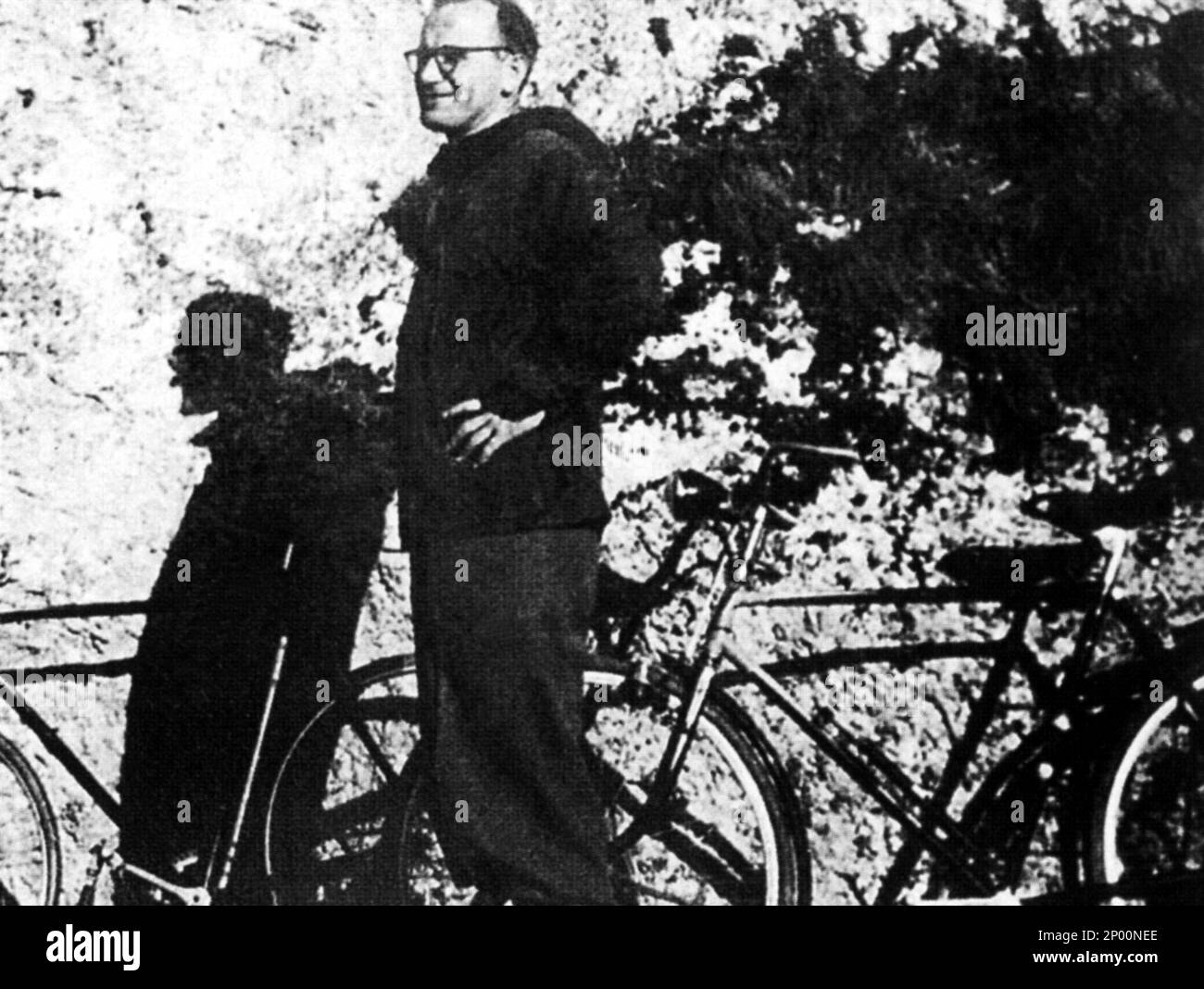 1950er Jahre , Kracovia , Polen : der junge Priester KAROL Josef WOJTYLA ( 1920 - 2005) Mit dem Fahrrad - PAPA GIOVANNI PAOLO II - PAPST JOHANNES PAUL II - Vatikan - Vatikanstadt - Papi - religionskattolica - katholische Religion - Persönlichkeit als Kind - Jungen - Personalità da giovani - giovane - Berühmtheit - Berühmtheiten - celebrità - POLONIA - bicicletta - Ciclista - Ciclismo --- Archivio GBB Stockfoto