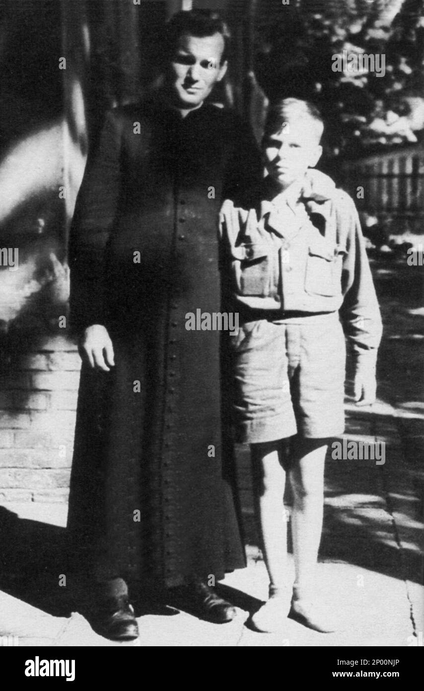 1948 , Niegoszowice , Polen : der junge Priester KAROL Josef WOJTYLA ( geb. 18 . Mai 1920 ) Theaterin der Religion mit einem Gelehrten - PAPA GIOVANNI PAOLO II. - PAPST JOHANNES PAUL II. - Vatikan - Vatikanstadt - Papi - religiöse kattolica - katholische Religion - Persönlichkeit als Kind - Personalità da giovani - giovane - Berühmtheiten - Berühmtheiten - celebrità - POLONIA ---- Archivio GBB Stockfoto
