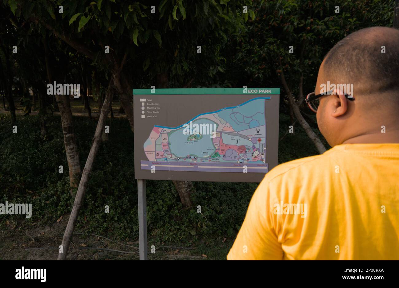 Unidentifizierter Mann, der auf die Wegbeschreibung des Eco Park Kalkutta schaut. Stockfoto