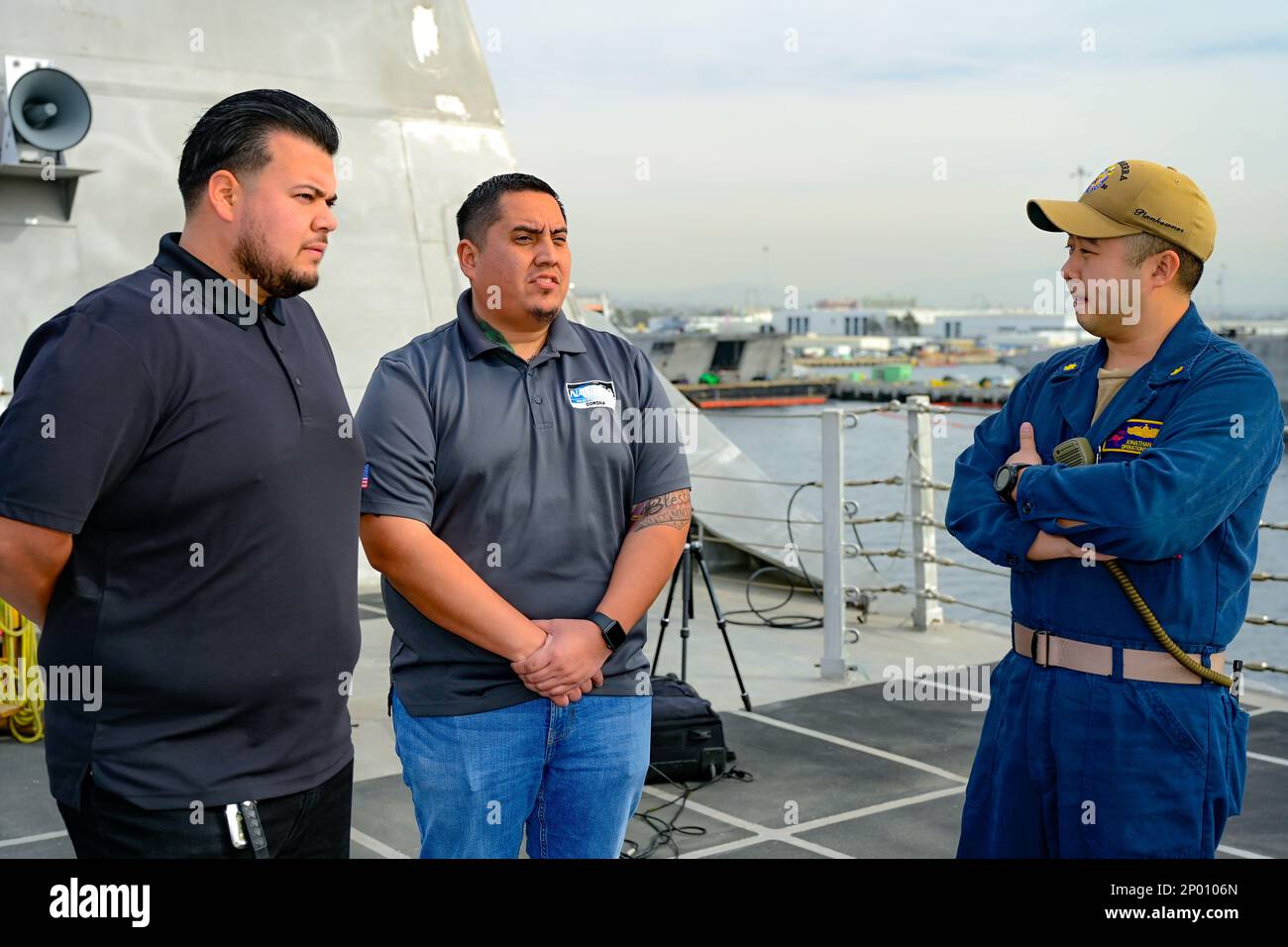 Leutnant Cmdr. Jonathan Leo, richtig, Einsatzleiter des litoralen Kampfschiffs USS Canberra (LCS 30) der Unabhängigkeitsklasse, arbeitet mit dem LCS Combat Systems Analyst Alex Parra, Center, und Datenmanager Juan Arteaga, beide vom Naval Surface Warfare Center, Corona Division, zusammen, während sich das Schiff auf die anstehenden Qualifizierungstests vorbereitet. Canberra bereitet sich auf die Teilnahme an den Qualifizierungsproben für Kampfsysteme vor, bei denen ein gemeinsames Team von Ingenieuren, Projektleitern, Kampfsystemexperten und Analysten aus Kriegsführungszentren des Kommandos für Seesysteme und des Kommandos für Luftsysteme der Marine mit Canberr zusammenarbeiten wird Stockfoto