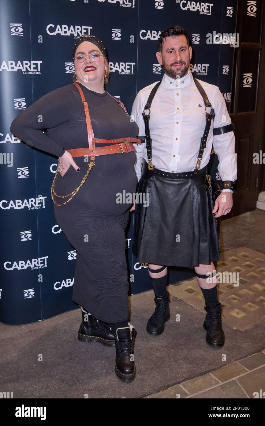 London, Vereinigtes Königreich 2. März, 2023. Clayton Wright und Jayde Adams wurden bei der Gala-Aufführung von „Cabaret“ im Kit Kat Club im Playhouse Theatre fotografiert. Kredit: Alan D West/EMPICS/Alamy Live News Stockfoto